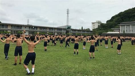 半裸学園|＜半裸学園＞下半身丸出しで生活する女子校生の日常がエロすぎ。